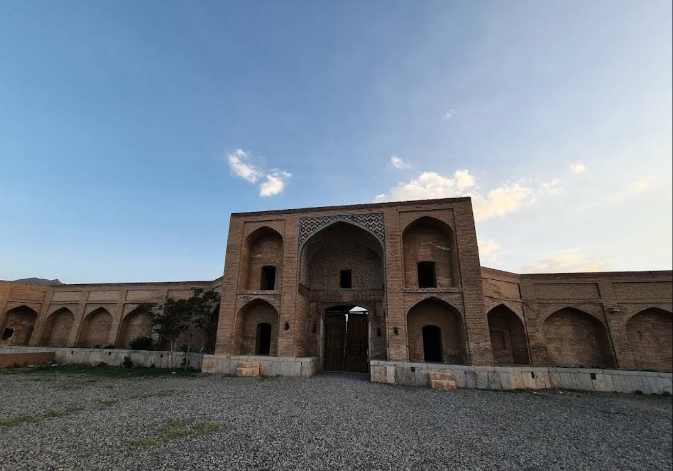 کاروانسرای گبرآباد، بنایی استوار و خاموش